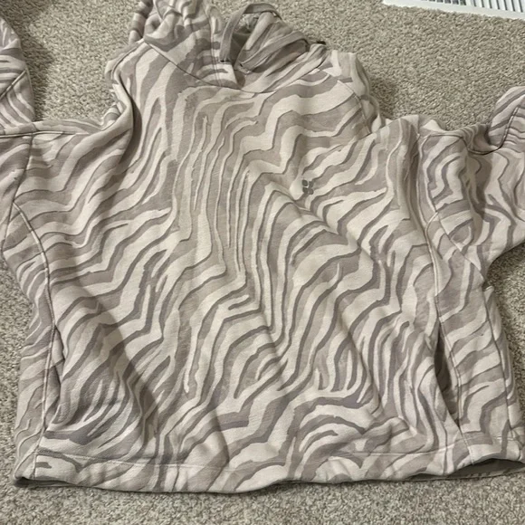 Sweaty Betty Cropped Hoodie in Ivory Tiger Print Medium - Picture 9 of 9